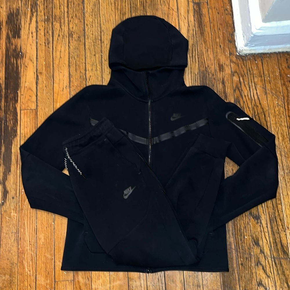 Nike Tech Sweatsuit + Crewneck